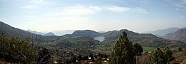 Uma foto panorâmica do Lago Naukuchiatal em Uttarakhand, Índia