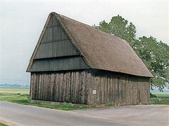 This is a photograph of an architectural monument. Holzscheune der Hofanlage 53°41′26″N 9°37′03″E﻿ / ﻿Rosengarten 40﻿ / 53.690574; 9.617414 Baujahr: 17. Jahrhundert       Foto: 1987