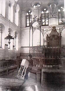 Interior of the synagogue in the 1920s Ohel Yitzchak Synagogue, Jerusalem - interior.jpg