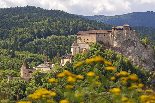 Image: Oravský hrad   pohľad z neďalekých lúk