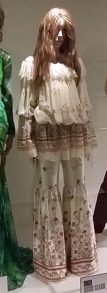 File:Ossie Clark 'Botticelli' trouser suit, Dress of the Year, 1969.jpg
