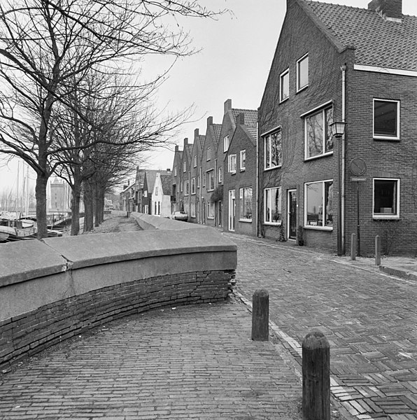 File:Overzicht Herengracht noordzijde met waterkerende muur in de richting van het Muiderslot - Muiden - 20161005 - RCE.jpg