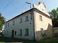 English: Parish building with volute gables at the Virgin Mary Church in the village of Přední Ptákovice, part of the town of Strakonice, Czech Republic. Čeština: Fara s volutovými štíty u poutního chrámu Panny Marie Bolestné na Podsrpu ve vsi Přední Ptákovice, části města Strakonice.