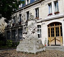 Façade du lycée Janson-de-Sailly (16e arrondissement de Paris) n°46 avenue Georges-Mandel, avec la statue d'Eugène Manuel.