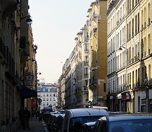 Vers la rue du Mont-Cenis.