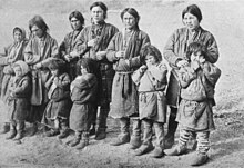 P252 Hommes et enfants des Ienisseï-Ostiaks.jpg