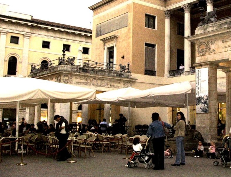 File:Padova-Il dehor del Caffè Pedrocchi.jpg