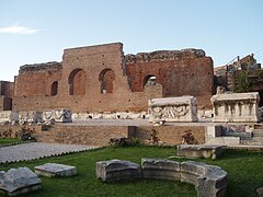 Extérieur du mur de scène au sud.