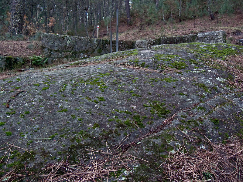 File:Pedra da Moura ou Pedra de Fragoselo, Coruxo, Vigo.jpg