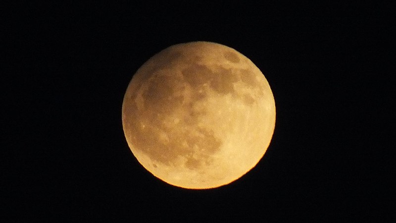 Затмение в Москве, 17:49 UTC (20:49 по московскому времени). Видно потемнение в северной и северо-западной частях поверхности Луны.