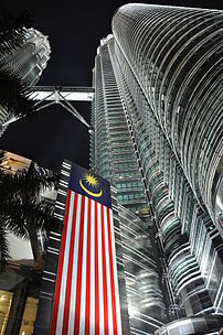Les tours Petronas à Kuala Lumpur, capitale de la Malaisie. Inaugurées en 1998, elles constituaient le plus haut immeuble d'Asie avant la construction de Taipei 101. (définition réelle 2 848 × 4 288)