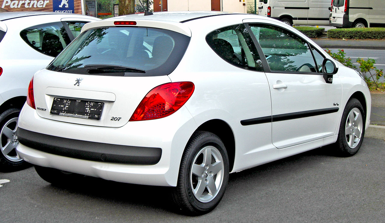 Yellow Peugeot 207 XS 1.6 HDi Editorial Image - Image of bright, 5door:  8107270