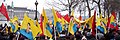 Manifestation du PKK en 2003 à Londres au Royaume-Uni, avec de nombreux drapeaux à l'effigie d'Öcallan.