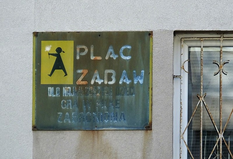 File:Plac zabaw tabliczka rakowiec.jpg