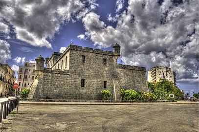 Le commandement général de la Police à La Havane (Bien qu'il semble très ancien, le bâtiment où la Police de La Havane a son siège, a été construit en 1939, dans le style d'une ancienne forteresse espagnole)[41].