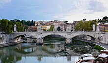 Un ponte su un fiume di notte