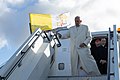 Papa Francesco indossa la greca appena atterrato a Tallinn il 25 settembre 2018