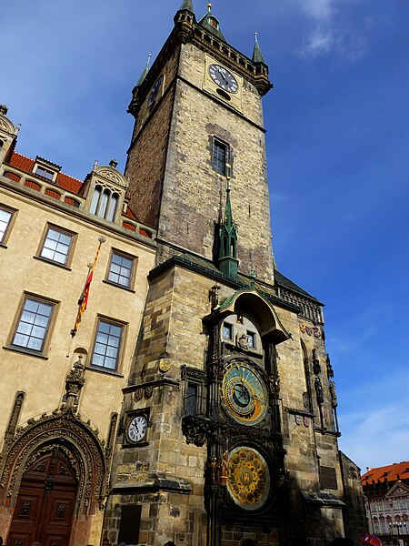 File:Prag - Rathausturm mit der berühmten Rathausuhr - Radnice se slavným orlojem - panoramio (1).jpg