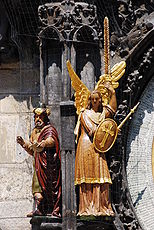 Filozof (vľavo) a Archanjel (vpravo) sochy umiestnené v dolnej rade vľavo [pozn. 7]