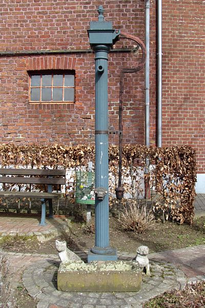 File:Pumpe in Harzelt.jpg