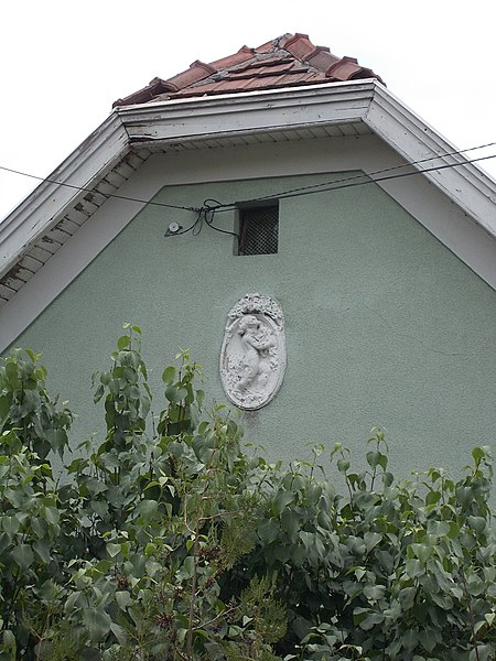 File:Putti stucco, Csurgói Street, 2020 Érd.jpg