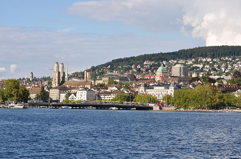 File:Quaibrücke - Wasserkirche-Grossmünster - Haus Bellevue - Zürichberg - ZSG Stadt Rapperswil - 2010-09-10 17-02-36.JPG