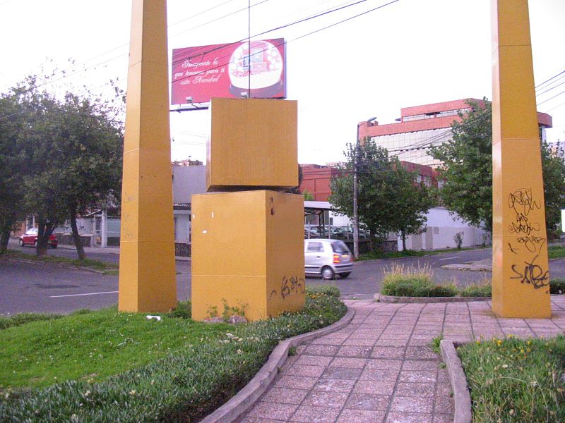 File:Quito sculpture - Avenida Brazil at corner with Avenida America.jpg