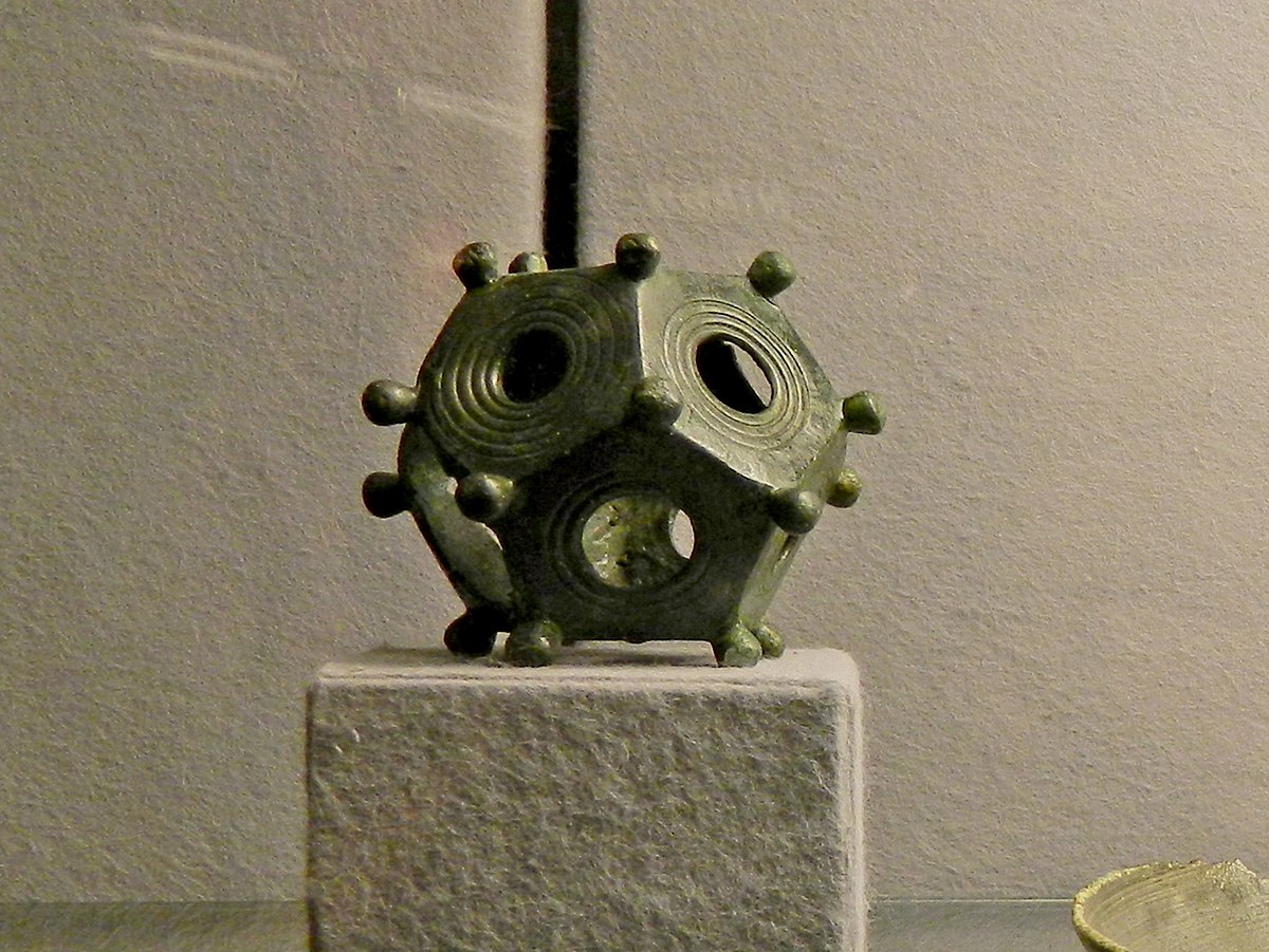 File:Glasbecher mit Schlangenfadenverzierung (Ende 4. Jh.), Gelduba Grab  4756, Museum Burg Linn.jpg - Wikimedia Commons