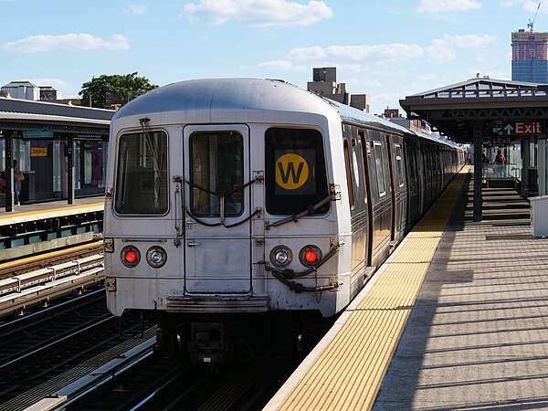 A Whitehall Street-bound W train of R46s leaving 30th Avenue