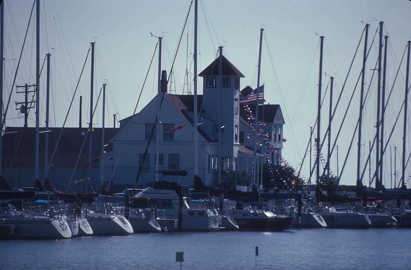 File:RACINE HARBOR LIGHTHOUSE AND LIGHT SAVING STATION.jpg