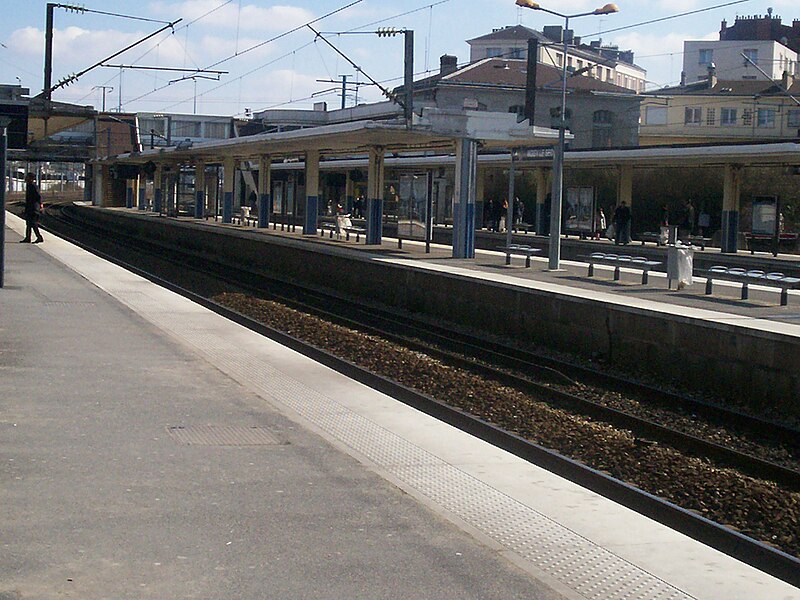 File:RER E - Gare NoisySec 2.JPG