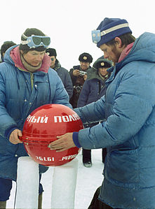 English: Expedition members place the container Русский: Участники экспедиции устанавливают контейнер