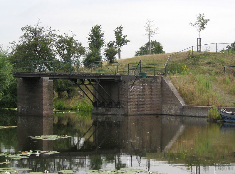 File:RM338969 Naarden Fort Ronduit met brug (detail).jpg