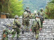 中華民国国軍兵士。六名のうち四名が91式を右肩から吊っている。