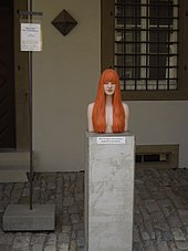 9. SkulpturenSCHAU! in der Stadt Weikersheim 2016 – lebensgroße Figuren von Rainer Kurka; ″Deine Sommersprossen″ von 2015; Terracotta und Acrylfarben
