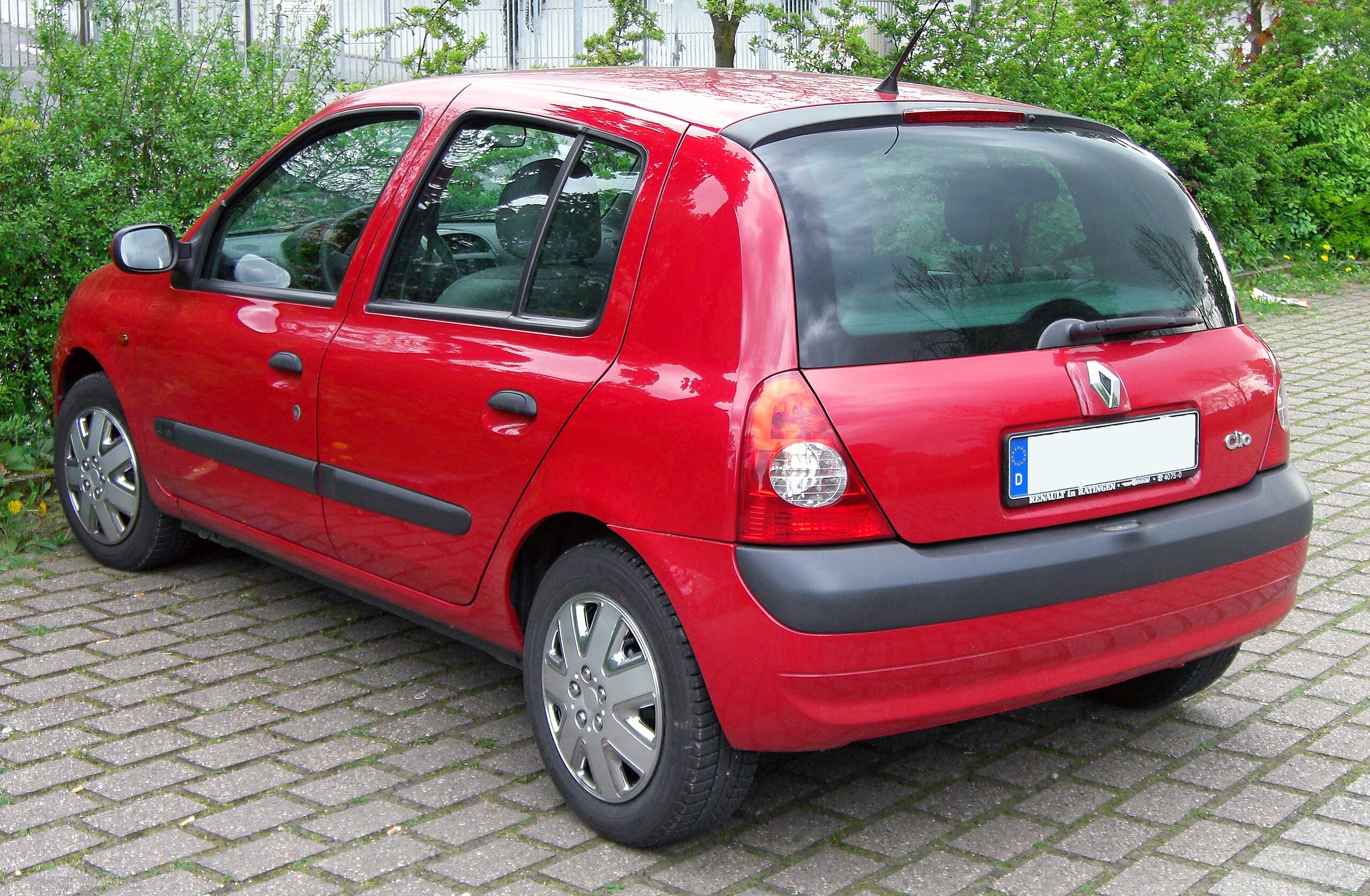 https://upload.wikimedia.org/wikipedia/commons/thumb/4/44/Renault_Clio_II_20090425_rear.JPG/2560px-Renault_Clio_II_20090425_rear.JPG