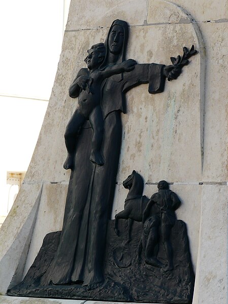 File:Ribérac monument aux morts pl Liberté (3).JPG