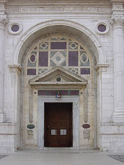 Entrada de la Iglesia de San Francisco de Rímini, también llamado el Templo Malatestiano