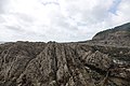 Roches plissées à la verticale dans la falaise à Cameros 1.
