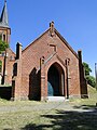 Chapelle devant l'église de Rosenow