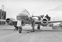 Le personnel travaille sur un Gloster Meteor F.3 à Boscombe Down pendant la Seconde Guerre mondiale