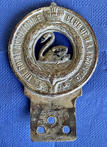 File:Royal Automobile Club of Western Australia member 4542 car badge reverse.jpg