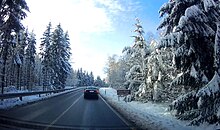 Südwestlicher Gipfel am Wandererparkplatz. Fahrt in Richtung Taunus Wunderland