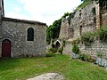 À droite de l'église, les ruines de l'ancien couvent.