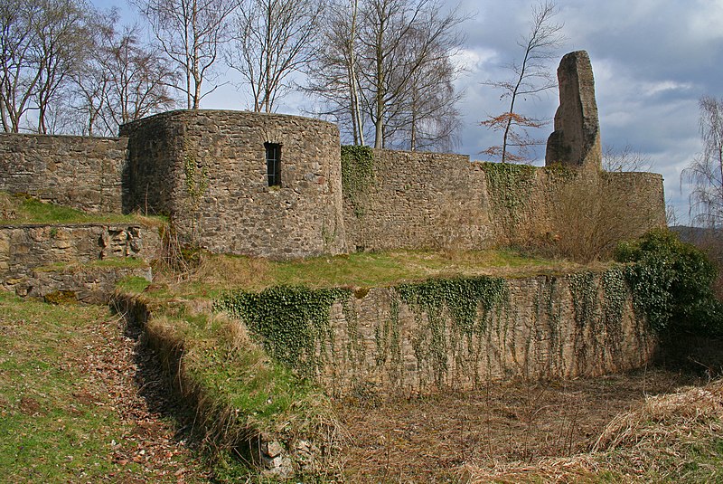 File:Schlossthal Burgruine 01.jpg