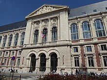 Ancien bâtiment de l'Université de Lille : faculté des lettres construite en 1895, vue de la rue Jean-Bart. Aujourd'hui rénovée et devenue locaux de Sciences Po Lille.