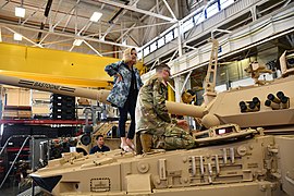 La Secrétaire de l'Armée des États-Unis Christine Wormut inspecte le prototype du Mobile Protected Firepower (MPF) au Prototype Integration Facility de l'arsenal de Détroit, en août 2022.