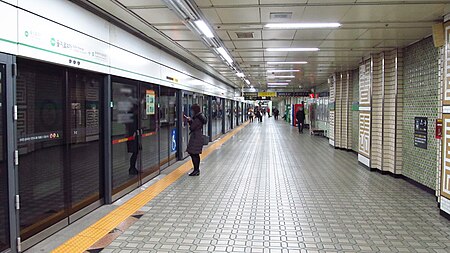 Seoul metro 204 Euljiro 4ga station platform 20181122 082334