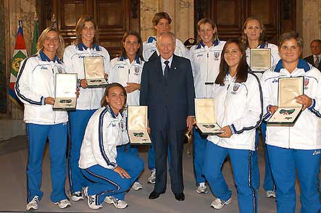 Tania Di Mario (3rd standing from left) and Setterosa, with Italian President Carlo Azeglio Ciampi after Olympic gold medal at Quirinale in 2004.