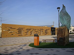 知床斜里車站與站前的白尾海雕塑像